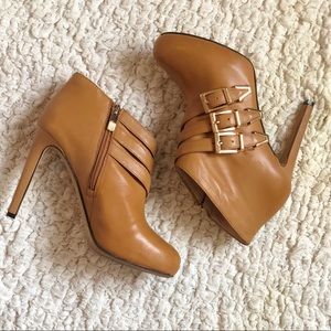 Vince Camuto Ashia Beige Belted Bootie Sz 6
